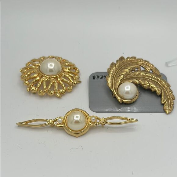 VIntage gold-tone and faux pearl Brooches - Picture 1 of 3
